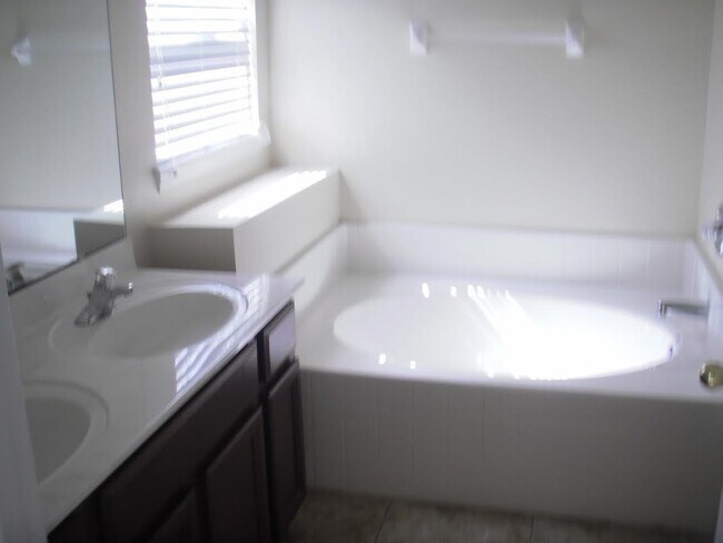 Building Photo - Large 4 bedroom, 2 bath home for rent.