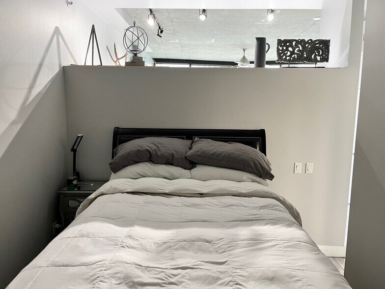 Building Photo - 851 W Front St