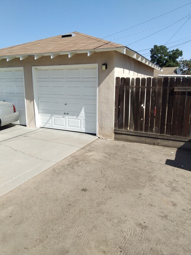 Building Photo - 1106 E Lansing Way