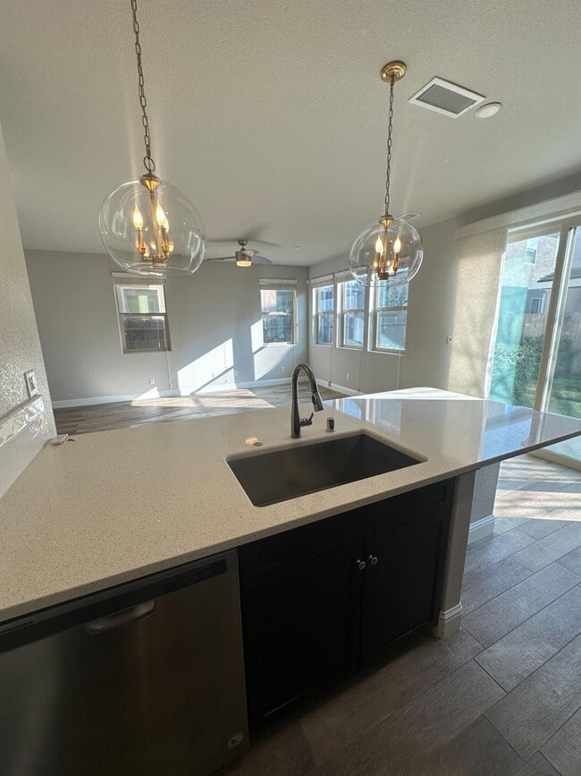 Building Photo - 1325 E Via Viola Way