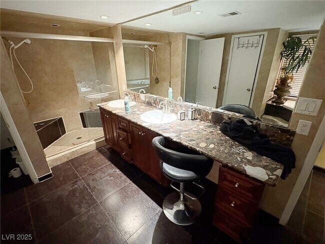 Building Photo - 3167 El Cedro Cir