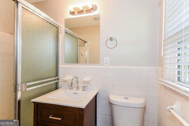 Building Photo - 5613 Woodland Dr
