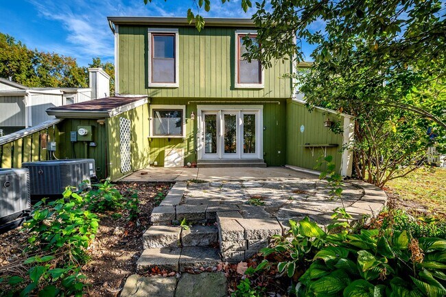 Building Photo - Live the Lake Lifestyle! 3-bedroom, 1.5-bath Condo