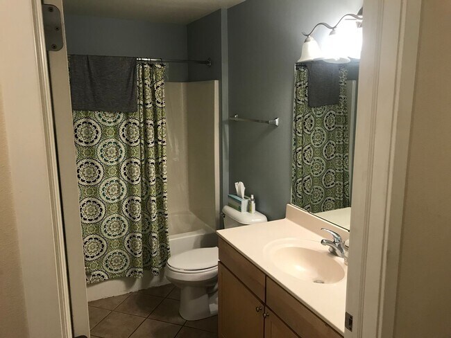 Building Photo - Spacious 2 bed 1 bathroom Condominium