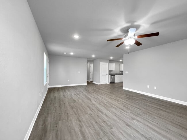 Building Photo - Charming 3BR/2BA Renovated Duplex | Ranch-Style Living in Colonial Gardens