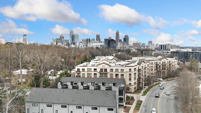 Building Photo - Modern Townhome with Roof Terrace in Dilworth Neighborhood Charlotte NC