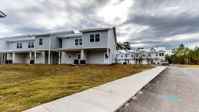 Building Photo - End unit!  Washer/Dryer Included! Beautiful 3 Bedroom Townhome (larger floorpan) with Screened-In...