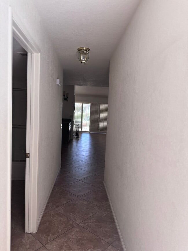 Building Photo - Woodhaven CC - Unfurnished 3br - Long Term