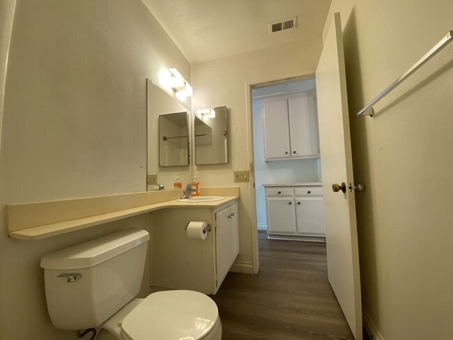 Building Photo - 2+bd/1ba Single Story Duplex Minutes Drive...