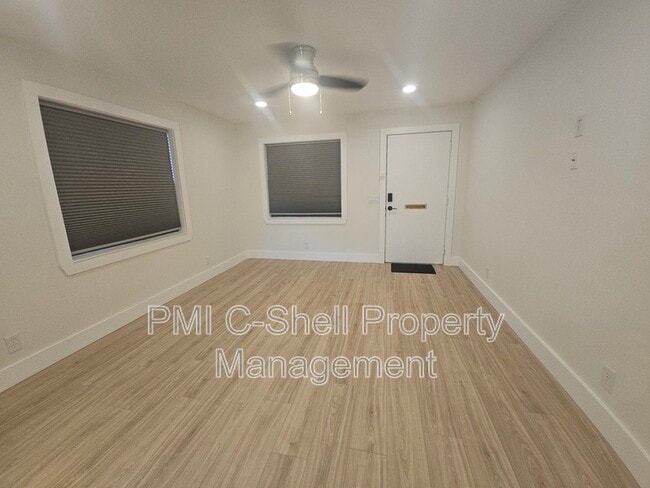 Building Photo - 913 W Hernandez St