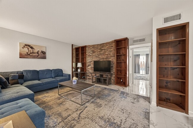 Building Photo - 2201 Fountain View Dr