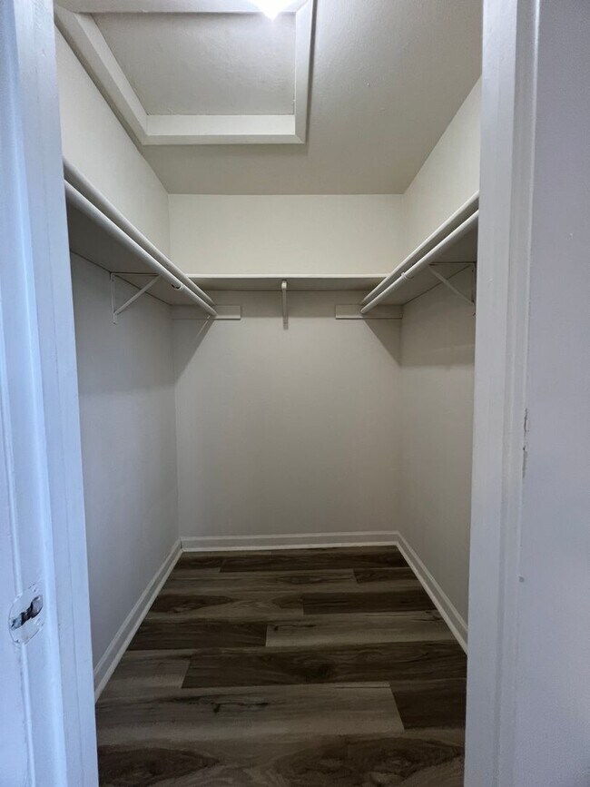 Building Photo - Pretty updated unit with New Flooring