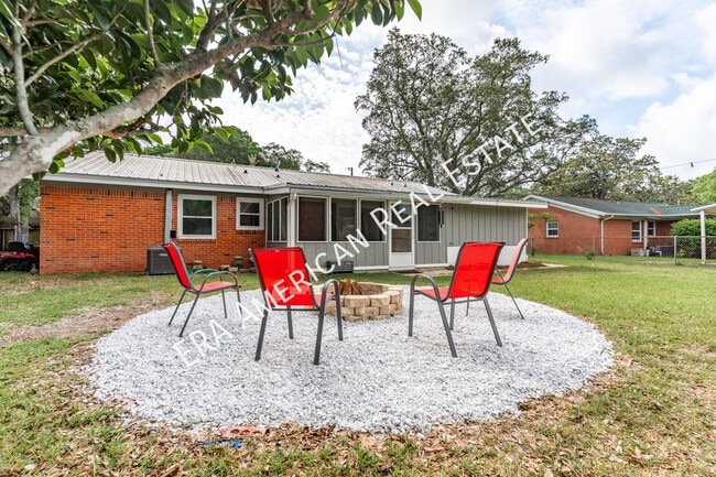 Building Photo - 305 Meggs Dr NE