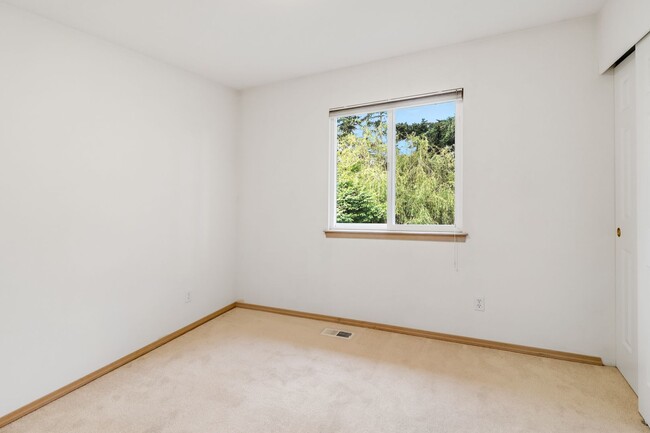 Building Photo - 3 Bedroom 2.5 Bathroom - Pet Friendly - Fe...