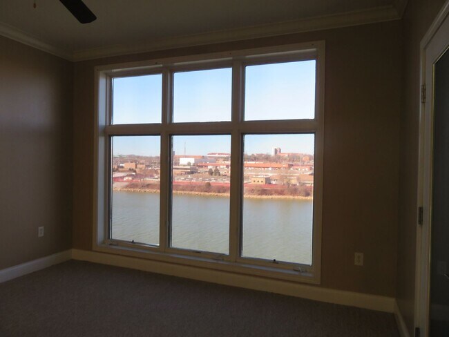 Building Photo - River Towne Condominium Unit 503 - Large condo for rent  3 bedrooms/2 baths.  $2400/month