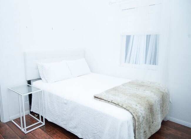 Building Photo - 156 W Peoria St