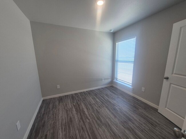Building Photo - 2122 N Jayton Ave