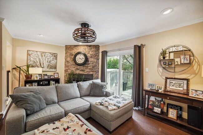Building Photo - Wonderful 2BR/3.5BA townhouse located in B...