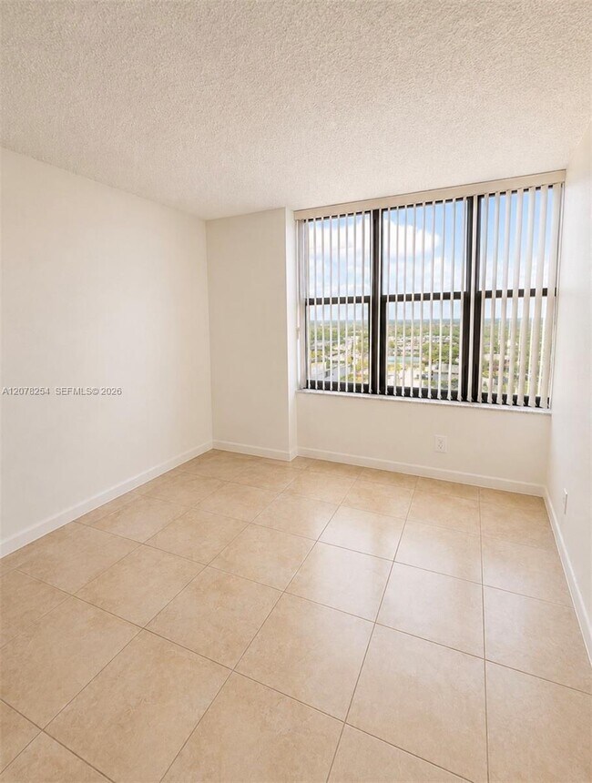 Building Photo - 2500 Parkview Dr