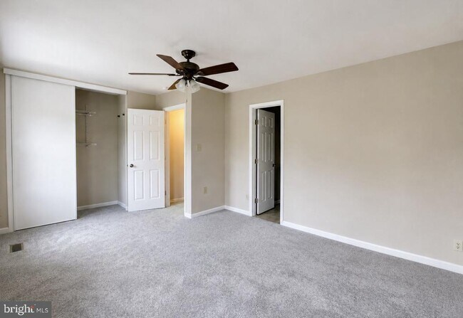 Building Photo - 4037 Summer Hollow Ct