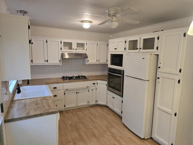 Building Photo - 1403 NE 75th St