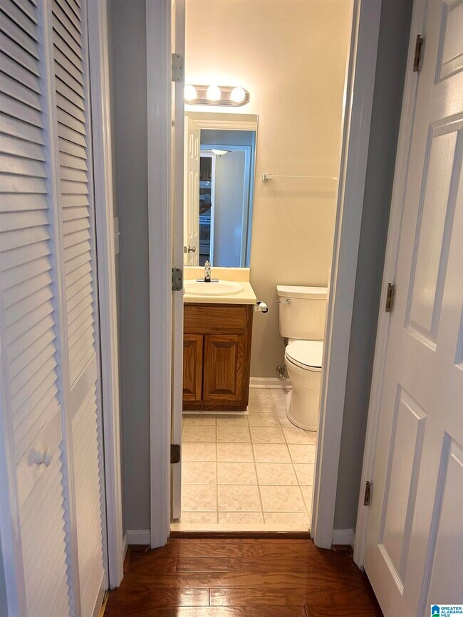 Building Photo - 2212 Ascot Ln