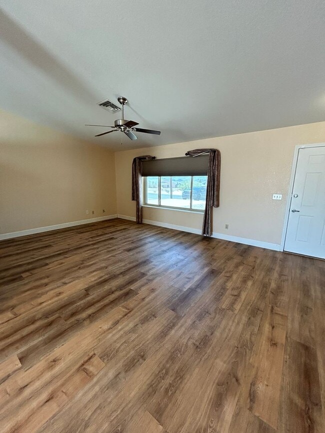 Building Photo - Unfurnished Home!