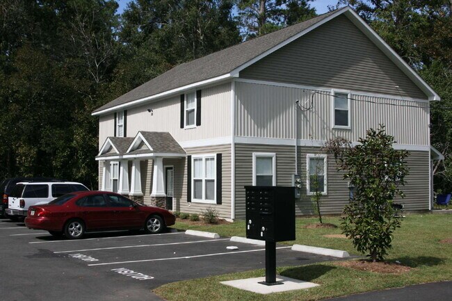 Building Photo - Hamptons on High – 4 Bedroom / 4 Bathroom Student Townhome Near FSU & TSC!