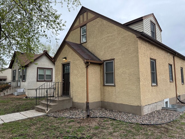 Building Photo - Stunning 5 Bed 2 Bath House Located in the...