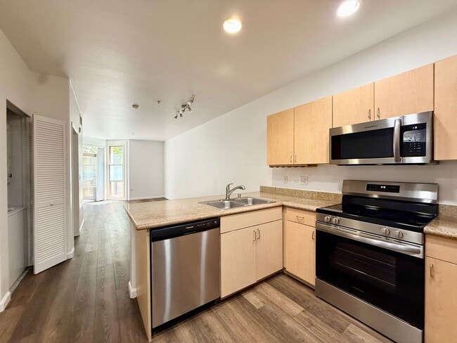 Building Photo - Beautiful One Bedroom Condo in the " Piazza Palermo." building! Pet considered!!