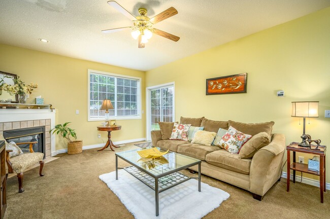 Building Photo - Large 3 Bed, 2.5 Bath Home in McMinnville-...