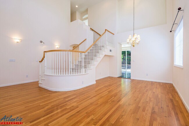 Building Photo - Beautiful Home | Remodeled Kitchen | Centr...