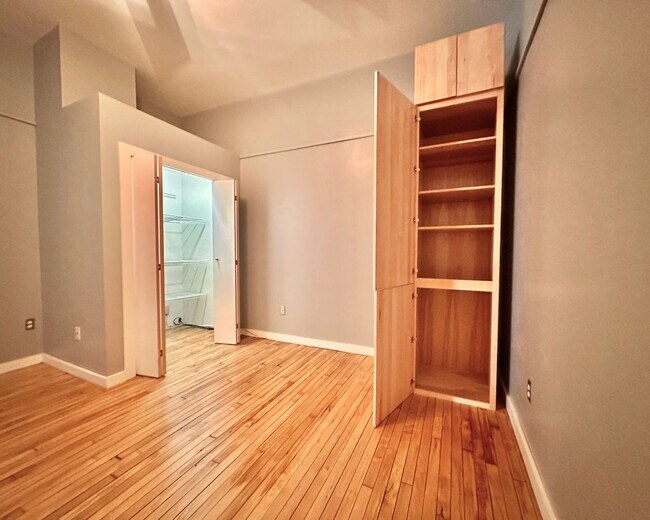 Building Photo - Oversized Downtown 1 Bed, 1 Bath + Den Condo!