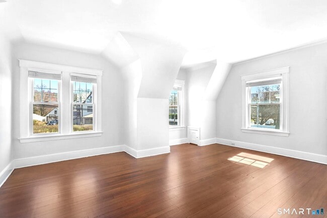 Building Photo - 1872 Bedford St