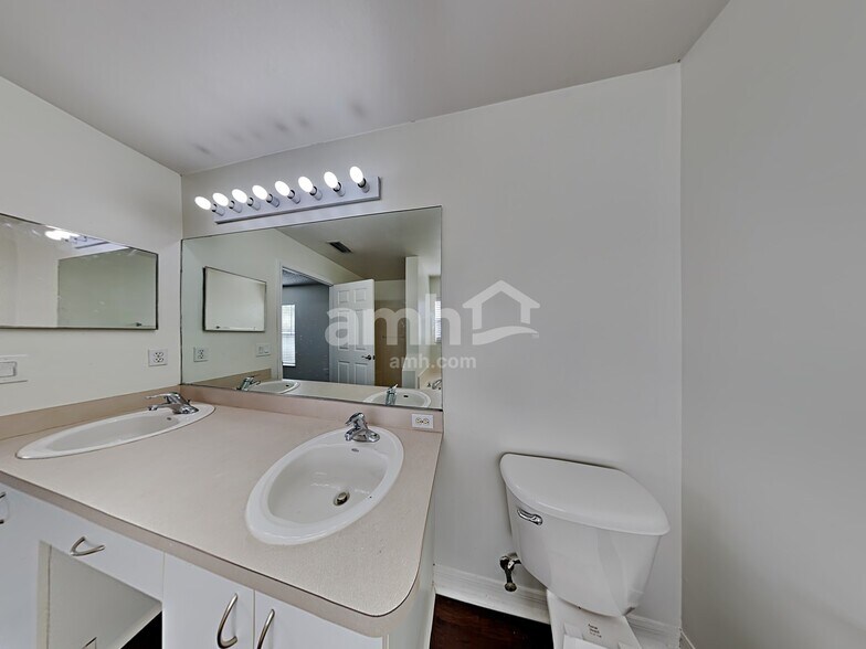 Building Photo - 581 NW Goldcoast Ave