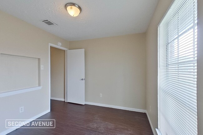 Building Photo - LIMITED TIME: $725 off second month’s rent...