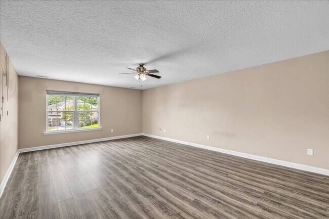 Building Photo - Spacious 4 Bed, 2.5 Bath in White Oak