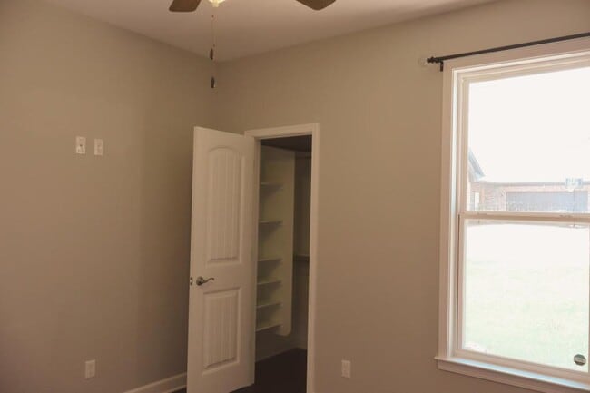 Building Photo - 205 Windcrest Cir