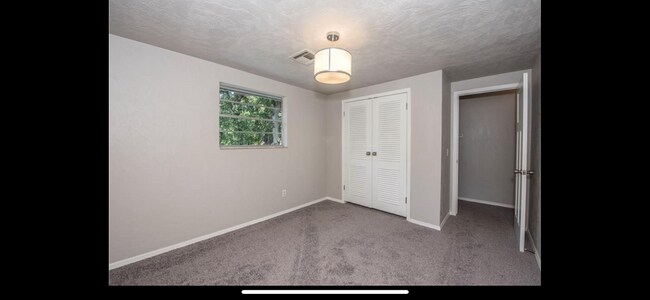 Building Photo - True 4 bed in Edmond Schools, all the mode...