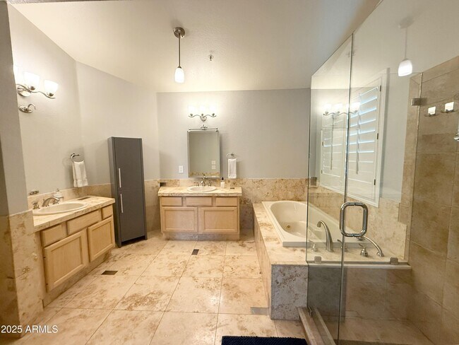 Building Photo - 9437 E Dreyfus Pl