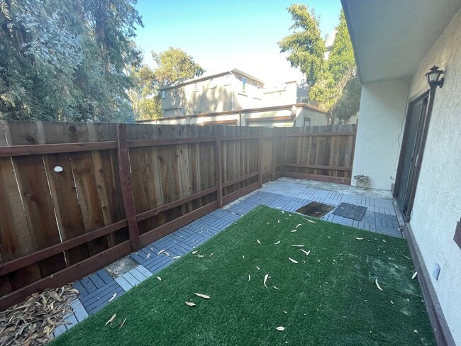 Building Photo - Beautifully Updated 3-Bedroom Condo in Pri...
