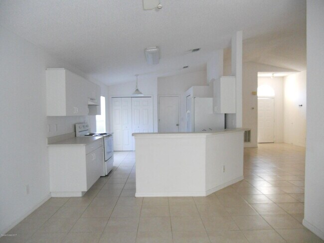 Building Photo - 540 Benton Dr