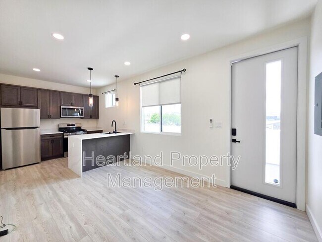 Building Photo - 3350 Lockwood Dr