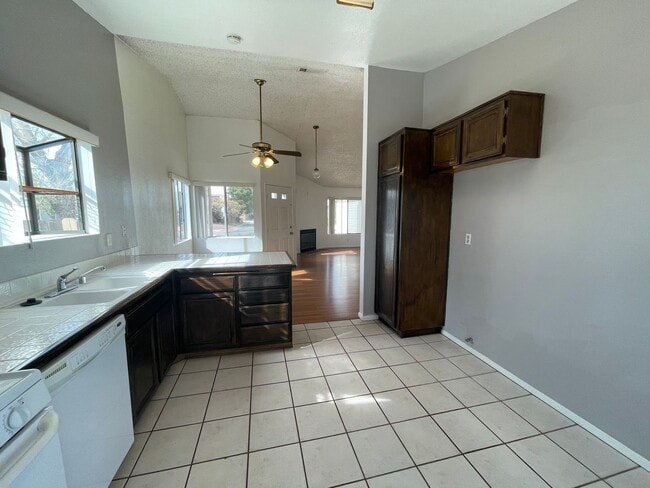 Building Photo - Charming Home in Hesperia- HOA Community- 3 Bedrooms, 2 Bathrooms, Community Park