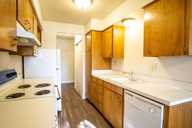 Building Photo - Spacious 2-Bed/2-Bath with Patio in Cedar Hills!!