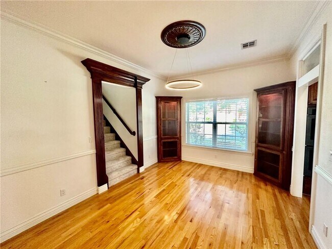 Building Photo - Prime Location 4 Bedroom 3 1/2 bath 2 garages!