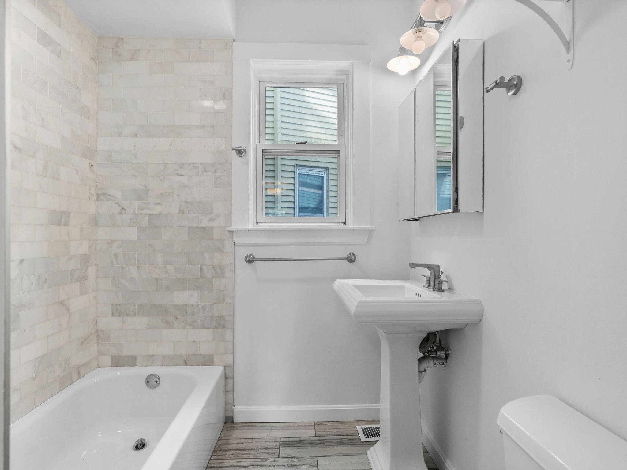 Building Photo - 98 Elm St