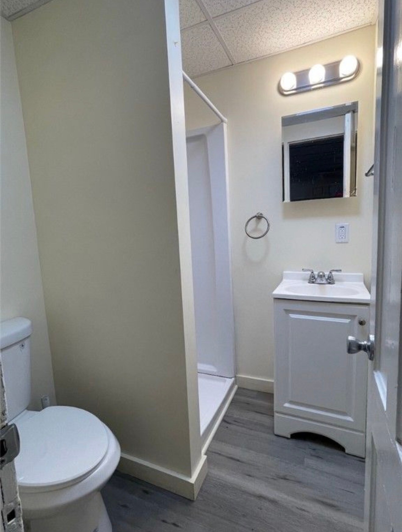 Building Photo - 107 Elm St