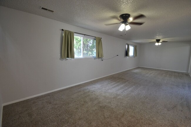 Building Photo - Newly Remodeled 4 Bedroom with AC!