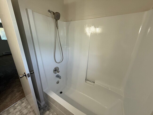 Building Photo - Fully Remodeled 2-Bedroom in Quiet Everett Four-Plex